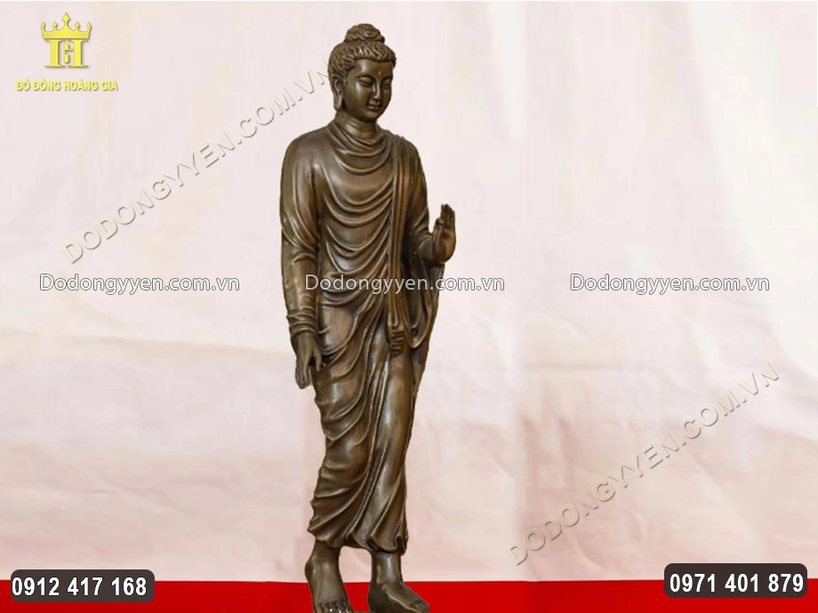 Phật Thích Ca được chạm khắc theo dáng đứng ban phước